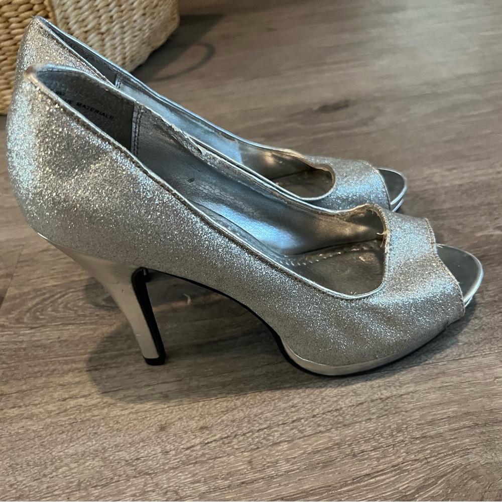 Silver sparkly rampage size 9 1/2 but they run small